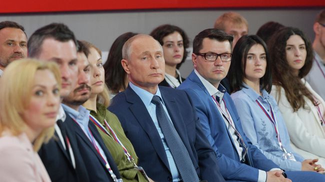 Президент РФ Владимир Путин во время общения с участниками медиафорума ОНФ Правда и справедливость Президент РФ Владимир Путин во время общения с участниками медиафорума ОНФ Правда и справедливость