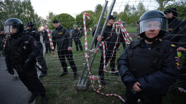 Сотрудники полиции во время протестной акции против строительства храма Святой Екатерины у театра драмы в Екатеринбурге Сотрудники полиции во время протестной акции против строительства храма Святой Екатерины у театра драмы в Екатеринбурге