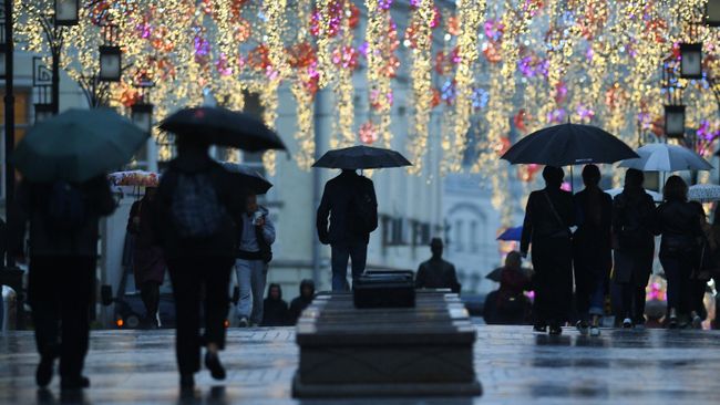 Прохожие на одной из улиц Москвы во время дождя Прохожие на одной из улиц Москвы во время дождя