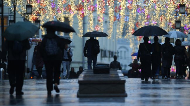 Прохожие на одной из улиц Москвы во время дождя Прохожие на одной из улиц Москвы во время дождя