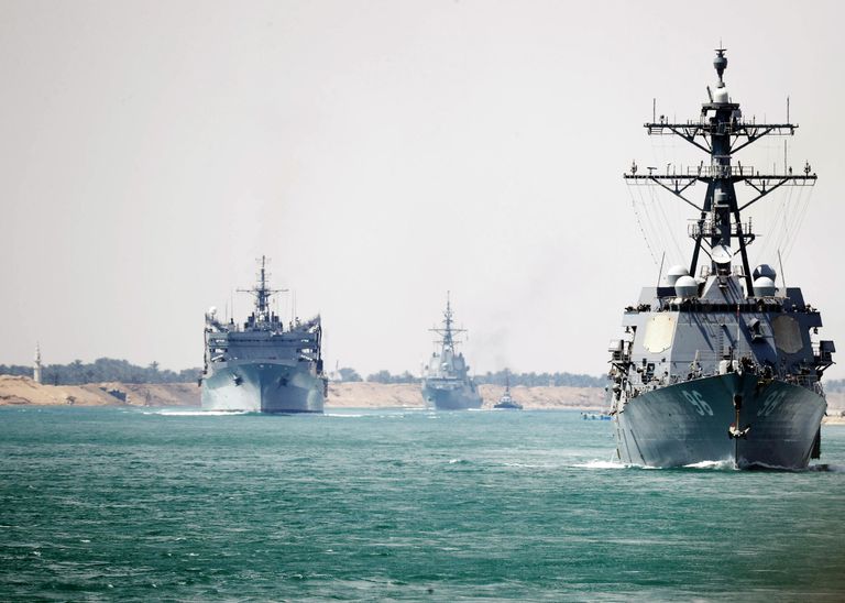 Авианосец ВМС США “Авраам Линкольн”, проходящий через Суэцкий канал к берегам Персидкого залива, 9 мая 2019 