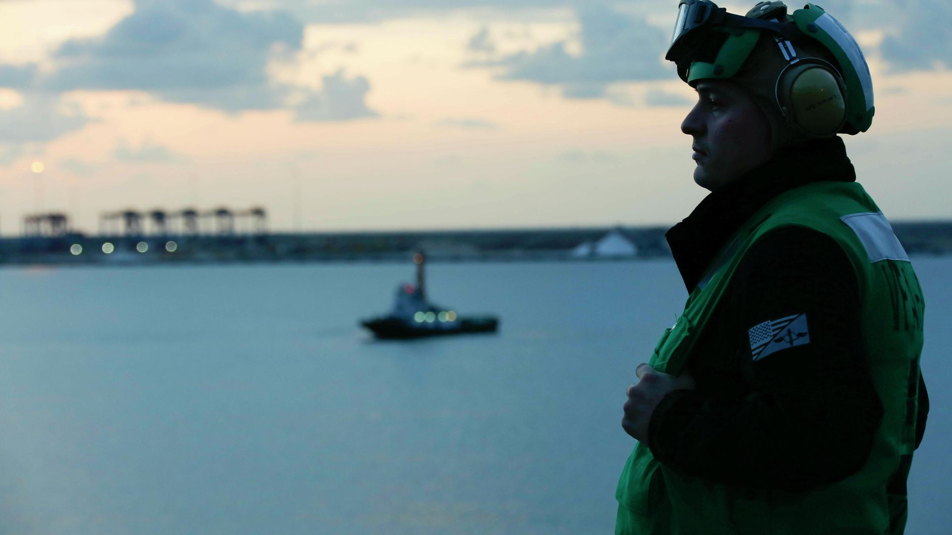 Пилот истребителя смотрит на закат с палубы авианосца ВМС США “Авраам Линкольн, проходящего через Суэцкий канал к берегам Персидского залива Пилот истребителя смотрит на закат с палубы авианосца ВМС США “Авраам Линкольн, проходящего через Суэцкий канал к берегам Персидского залива - РИА Новости, 1920, 22.11.2024