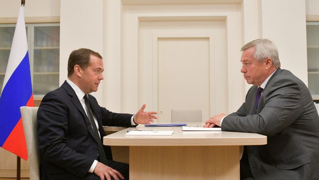 17 мая 2019. Председатель правительства РФ Дмитрий Медведев и губернатор Ростовской области Василий Голубев во время встречи в Ростове-на-Дону. 17 мая 2019 17 мая 2019. Председатель правительства РФ Дмитрий Медведев и губернатор Ростовской области Василий Голубев во время встречи в Ростове-на-Дону. 17 мая 2019