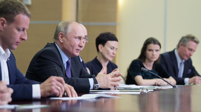  Президент РФ Владимир Путин во время встречи с получателями мегагрантов на проведение научных исследований и с молодыми учеными в Сочи
