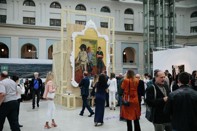 Очередь у мозаики Константина Звездочетова. Из крана льется красное вино