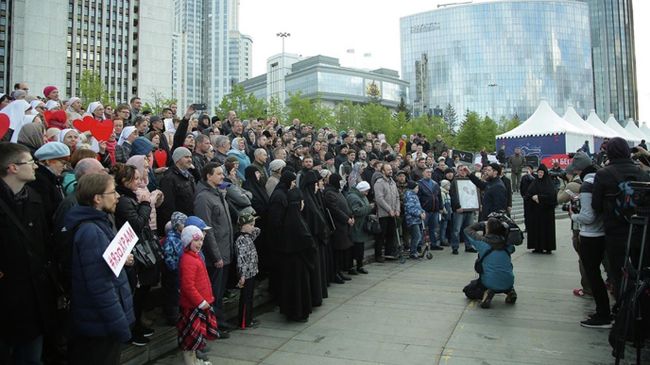 Песенный флешмоб на Октябрьской площади в Екатеринбурге в поддержку храма святой Екатерины. 18 мая 2019 Песенный флешмоб на Октябрьской площади в Екатеринбурге в поддержку храма святой Екатерины. 18 мая 2019