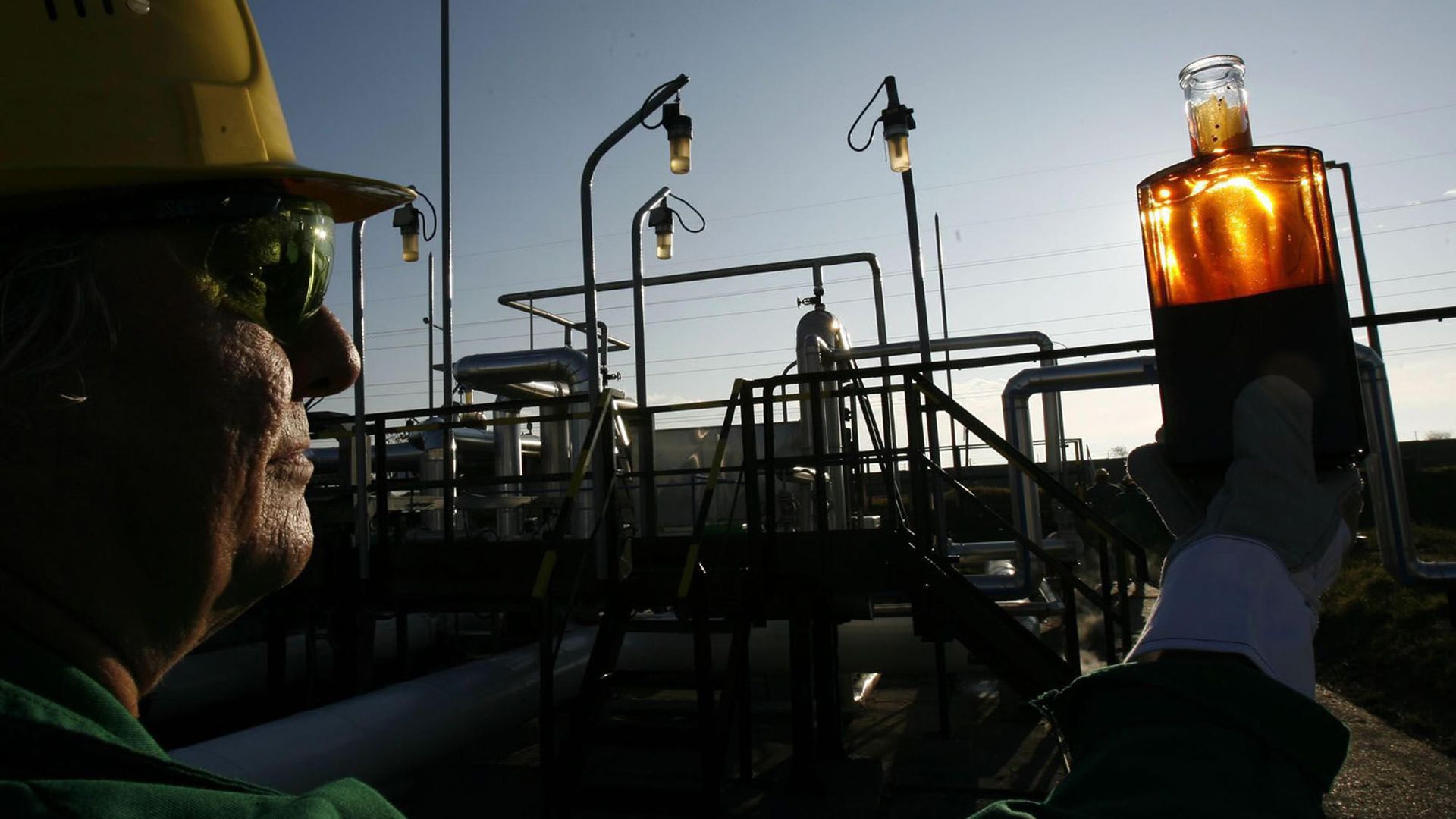 Рабочий проводит контроль на приемной станции нефтепровода Дружба Рабочий проводит контроль на приемной станции нефтепровода Дружба - РИА Новости, 1920, 28.08.2025