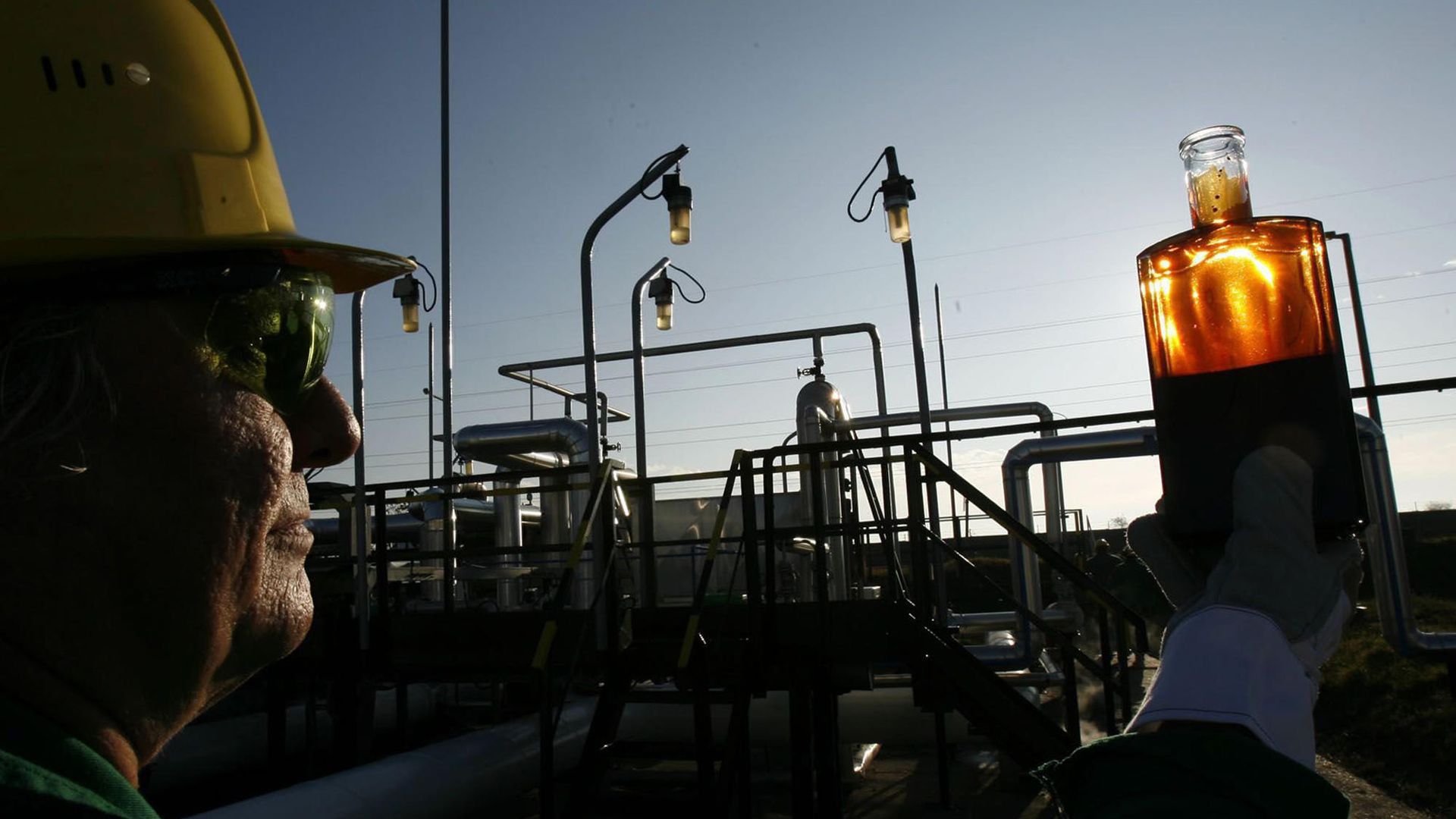 Рабочий на приемной станции нефтепровода Дружба Рабочий на приемной станции нефтепровода Дружба - РИА Новости, 1920, 12.10.2022