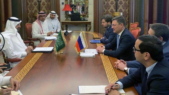  Министр энергетики Российской Федерации Александр Новак во время встречи с министром энергетики, промышленности и минеральных ресурсов Саудовской Аравии Халидом Аль-Фалихом