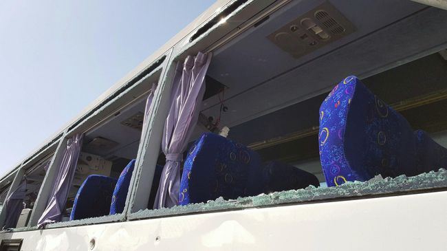 Поврежденный автобус на месте взрыва возле нового музея недалеко от пирамид Гизы в Каире Поврежденный автобус на месте взрыва возле нового музея недалеко от пирамид Гизы в Каире