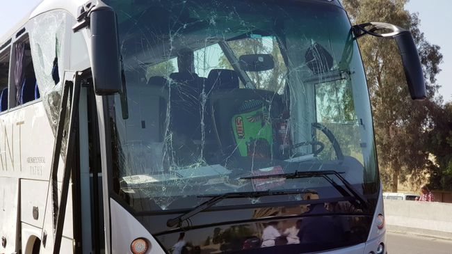Поврежденный автобус на месте взрыва возле нового музея недалеко от пирамид Гизы в Каире. 19 мая 2019 Поврежденный автобус на месте взрыва возле нового музея недалеко от пирамид Гизы в Каире. 19 мая 2019