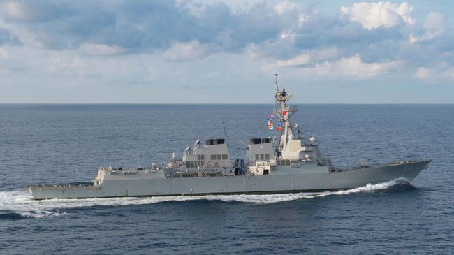 Эсминец класса Arleigh Burke USS Preble (DDG 88) в Индийском океане Эсминец класса Arleigh Burke USS Preble (DDG 88) в Индийском океане