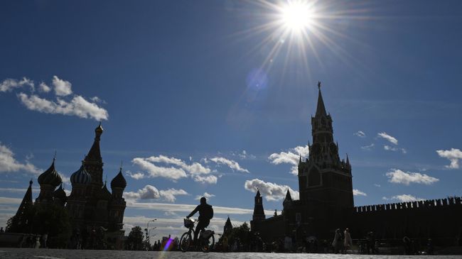 Туристы на Красной площади в Москве. Туристы на Красной площади в Москве.