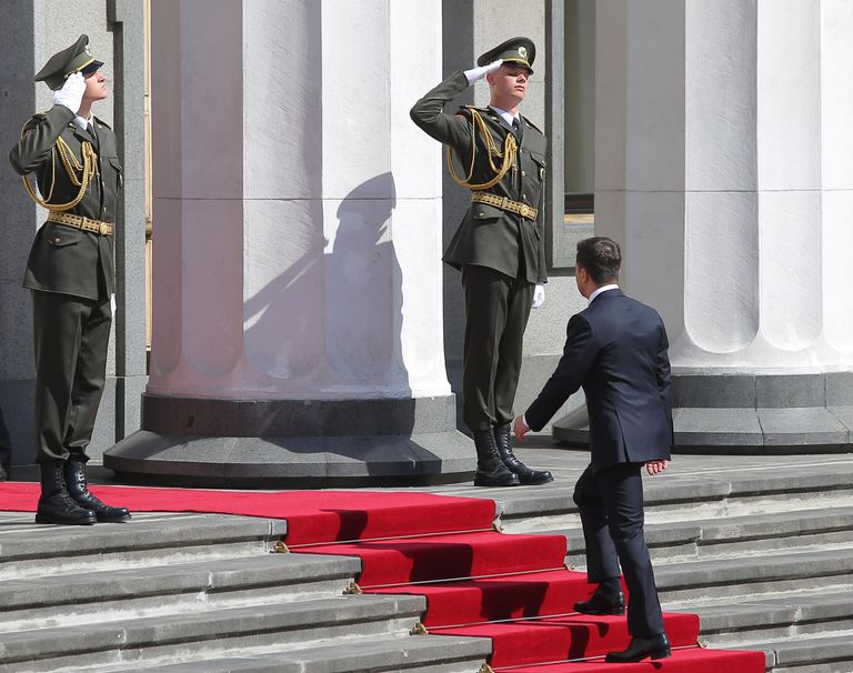 Избранный президент Украины Владимир Зеленский перед началом церемонии инаугурации в Киеве. 20 мая 2019 Избранный президент Украины Владимир Зеленский перед началом церемонии инаугурации в Киеве. 20 мая 2019