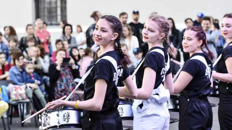 Участники барабанного шоу на фестивале Drumsfest Russia (Парад ударных инструментов) в рамках акции Ночь музеев во дворе Музея Москвы на Зубовском бульваре Участники барабанного шоу на фестивале Drumsfest Russia (Парад ударных инструментов) в рамках акции Ночь музеев во дворе Музея Москвы на Зубовском бульваре