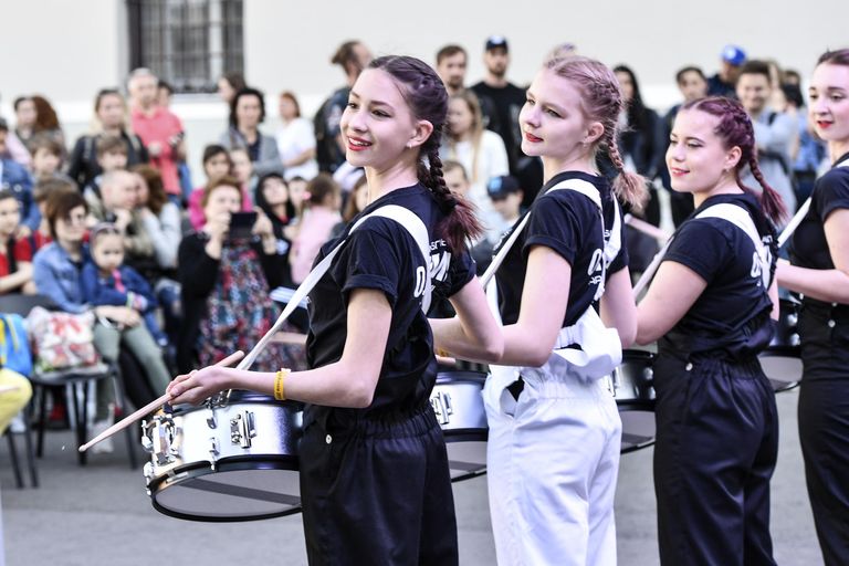 Участники барабанного шоу на фестивале Drumsfest Russia (Парад ударных инструментов) в рамках акции Ночь музеев во дворе Музея Москвы на Зубовском бульваре Участники барабанного шоу на фестивале Drumsfest Russia (Парад ударных инструментов) в рамках акции Ночь музеев во дворе Музея Москвы на Зубовском бульваре