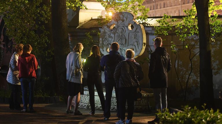 Посетители в музее-некрополе Литераторские мостки на Волковском кладбище во время акции Ночь музеев в Санкт-Петербурге Посетители в музее-некрополе Литераторские мостки на Волковском кладбище во время акции Ночь музеев в Санкт-Петербурге