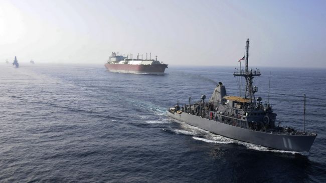 Флот ВМС США сопровождает танкер для перевозки СПГ Флот ВМС США сопровождает танкер для перевозки СПГ
