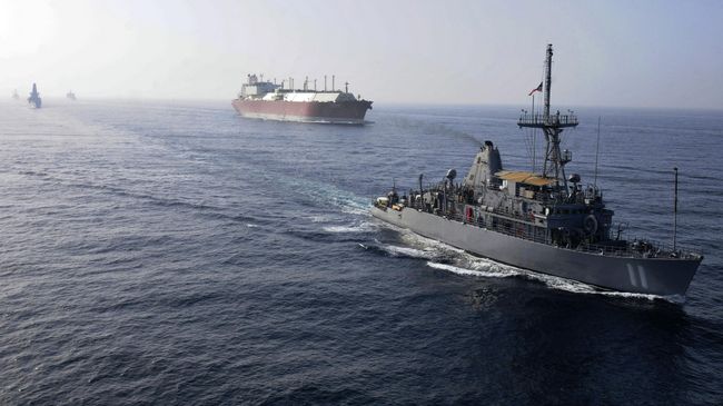 Флот ВМС США сопровождает танкер для перевозки СПГ Флот ВМС США сопровождает танкер для перевозки СПГ