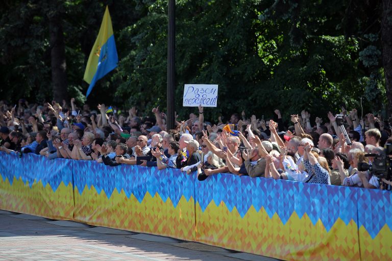 Зрители трансляции церемонии инаугурации избранного президента Украины Владимира Зеленского в Киеве Зрители трансляции церемонии инаугурации избранного президента Украины Владимира Зеленского в Киеве