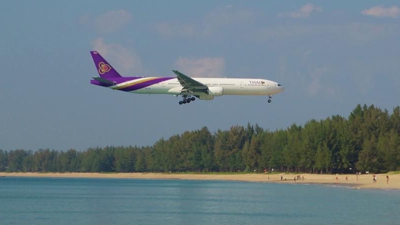 Boeing 777-200 Thai Airways заходит на посадку в аэропорт острова Пхукет Boeing 777-200 Thai Airways заходит на посадку в аэропорт острова Пхукет - РИА Новости, 1920, 26.03.2021