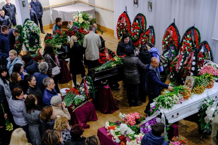 Церемония прощания с жителями Мурманской области, погибшими в катастрофе самолета компании Аэрофлот Sukhoi Superjet-100 в аэропорту Шереметьево Церемония прощания с жителями Мурманской области, погибшими в катастрофе самолета компании Аэрофлот Sukhoi Superjet-100 в аэропорту Шереметьево