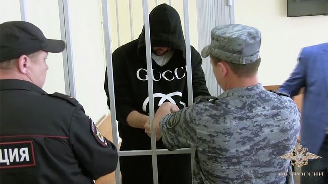 Задержанный по делу о деятельности сети фиктивных медицинских клиник в суде Задержанный по делу о деятельности сети фиктивных медицинских клиник в суде