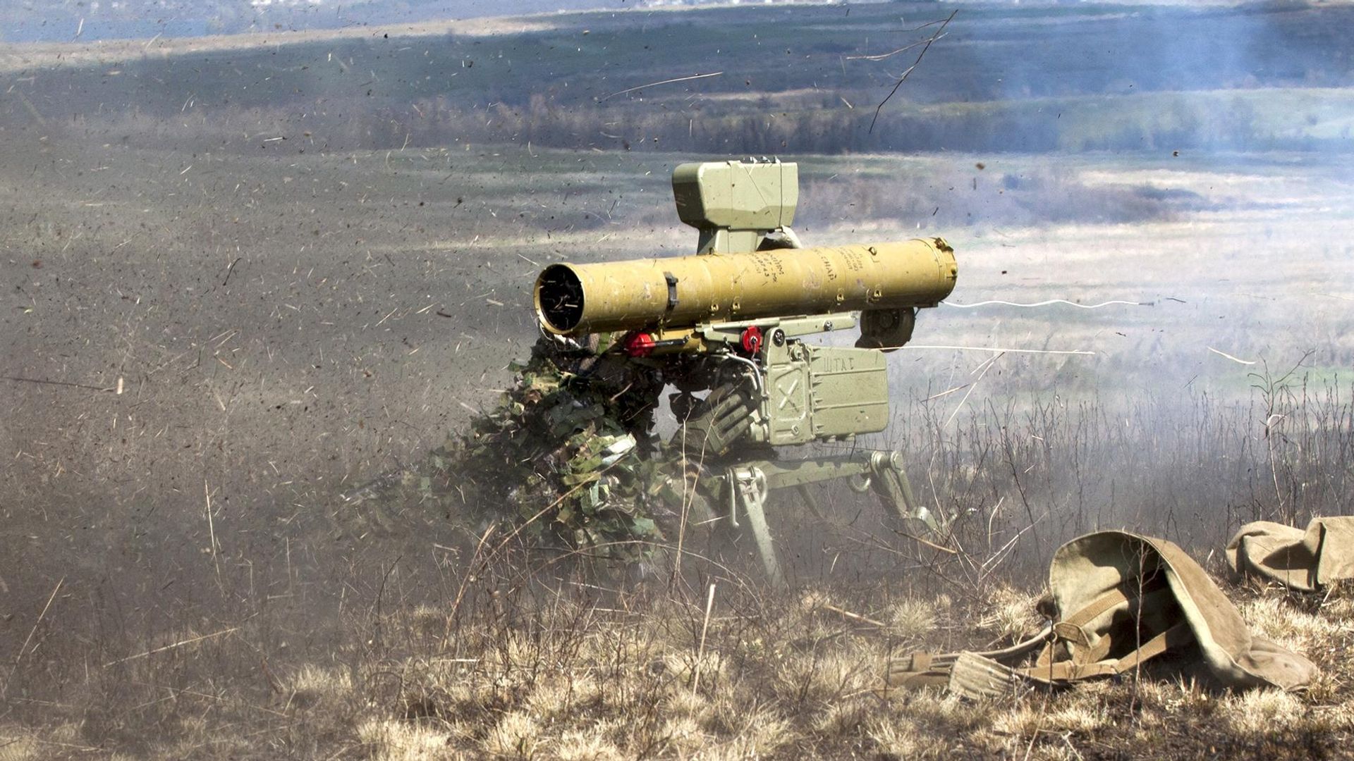 Боец стреляет из переносного противотанкового ракетного комплекса Фагот во время тактических учений Боец стреляет из переносного противотанкового ракетного комплекса Фагот во время тактических учений - РИА Новости, 1920, 21.03.2023
