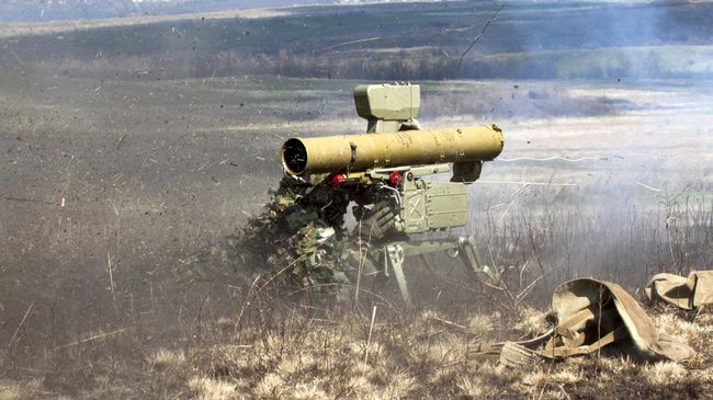 Боец стреляет из переносного противотанкового ракетного комплекса Фагот во время тактических учений Боец стреляет из переносного противотанкового ракетного комплекса Фагот во время тактических учений