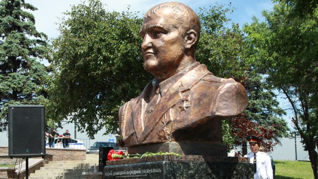 Памятник командиру батальона Пятнашка Олегу Мамиеву в Донецке
