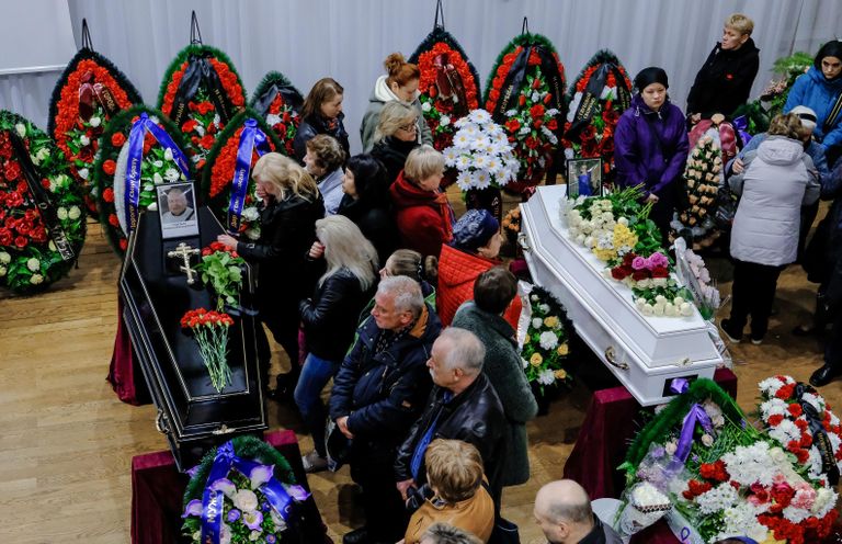 Церемония прощания с жителями Мурманской области, погибшими в катастрофе самолета компании Аэрофлот Sukhoi Superjet-100 в аэропорту Шереметьево Церемония прощания с жителями Мурманской области, погибшими в катастрофе самолета компании Аэрофлот Sukhoi Superjet-100 в аэропорту Шереметьево