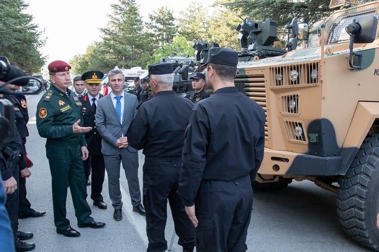 Глава Росгвардии Виктор Золотов во время визита в Турцию. Осмотр бронетехники МВД и жандармерии