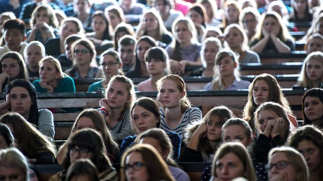 Студенты в аудитории Студенты в аудитории
