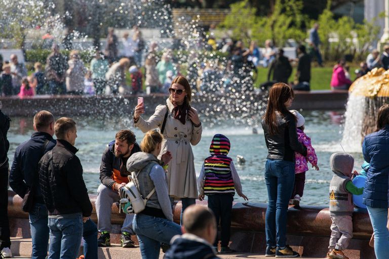 Посетители ВДНХ в Москве Посетители ВДНХ в Москве