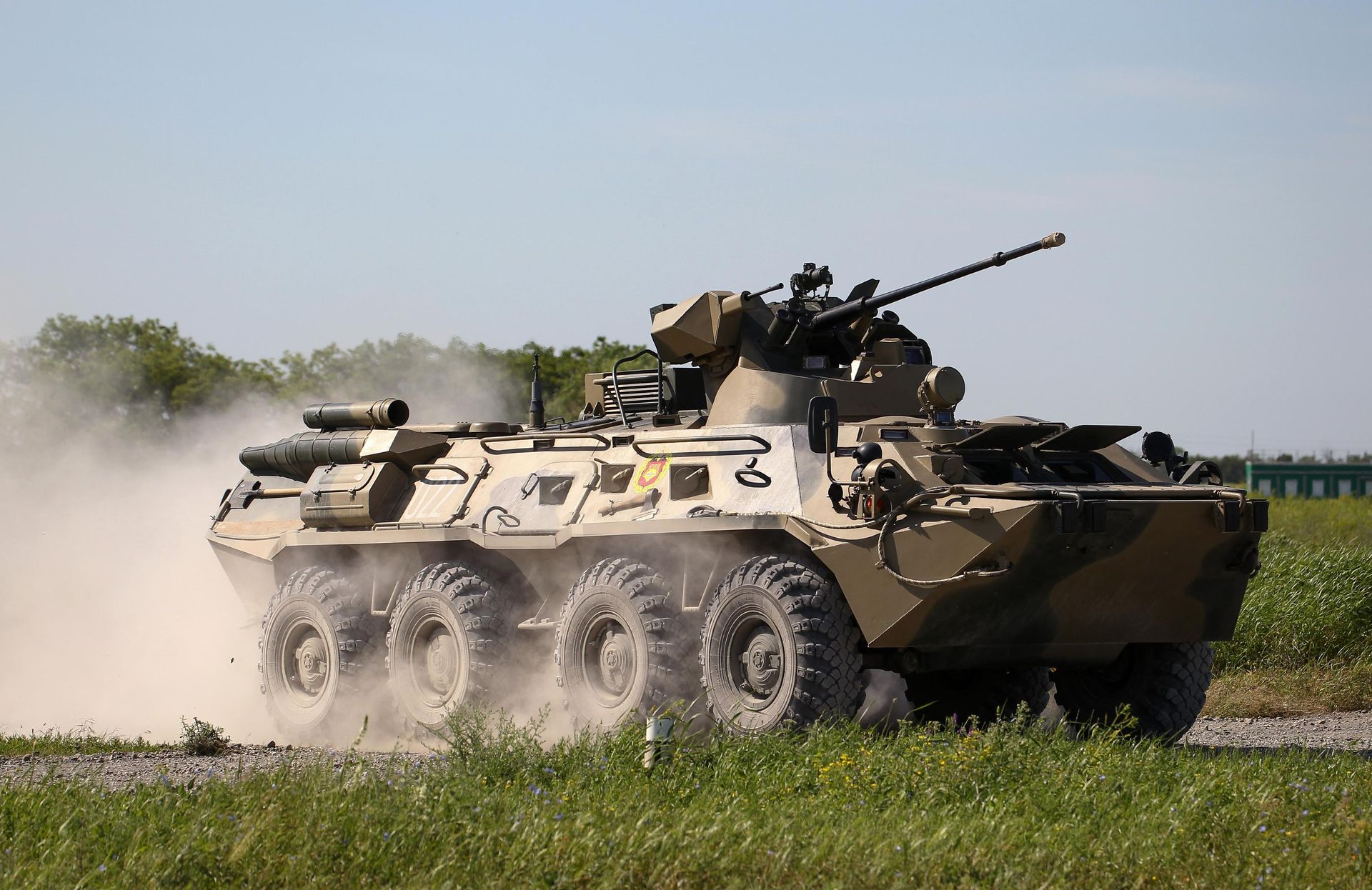Бронетранспортер БТР-82 на полигоне Ейский Учебного центра войсковой противовоздушной обороны, где проходит всеармейский конкурс Чистое небо Бронетранспортер БТР-82 на полигоне Ейский Учебного центра войсковой противовоздушной обороны, где проходит всеармейский конкурс Чистое небо - РИА Новости, 1920, 16.03.2021