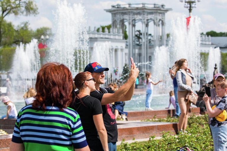 Посетители ВДНХ в Москве Посетители ВДНХ в Москве