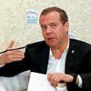 Дмитрий Медведев на пленарном заседании Форума сельских депутатов партии Единая Россия Дмитрий Медведев на пленарном заседании Форума сельских депутатов партии Единая Россия
