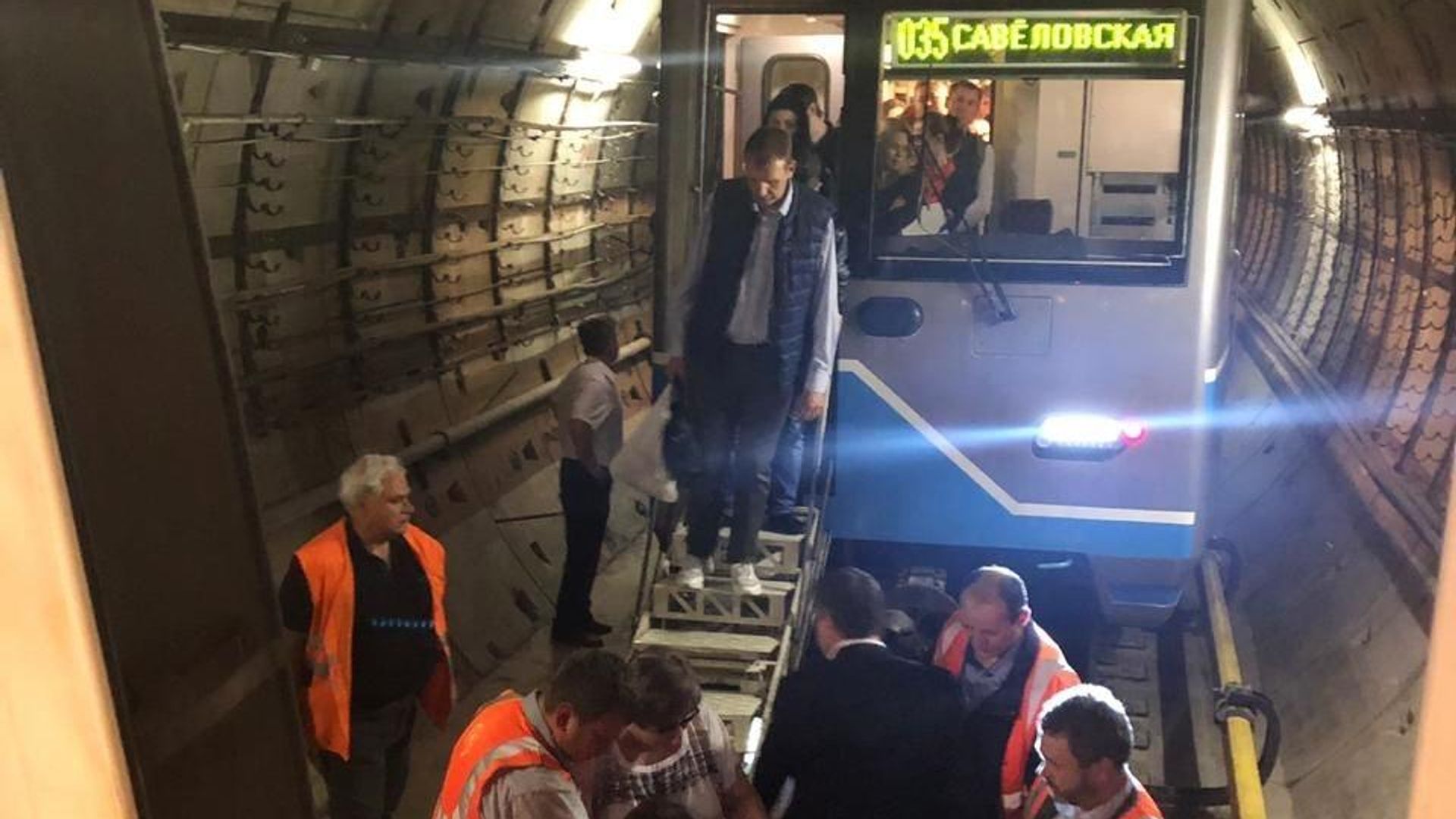 Сотрудники московского метро переводят пассажиров в исправный поезд в тоннеле Солнцевской линии. 21 мая 2019 - РИА Новости, 1920, 22.05.2019