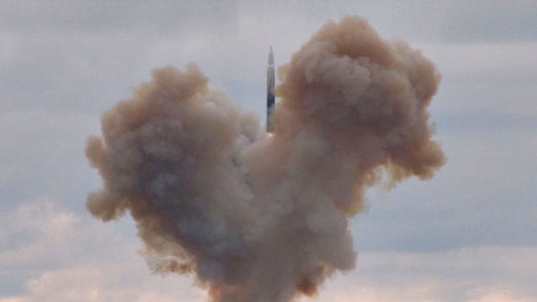 Испытание российского ракетного комплекса стратегического назначения с гиперзвуковым планирующим крылатым блоком Испытание российского ракетного комплекса стратегического назначения с гиперзвуковым планирующим крылатым блоком - РИА Новости, 1920, 17.12.2020