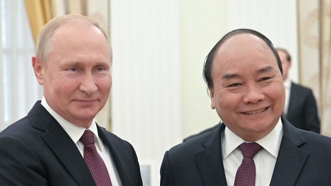 Президент РФ Владимир Путин и премьер-министр Вьетнама Нгуен Суан Фук  во время встречи. 22 мая 2019