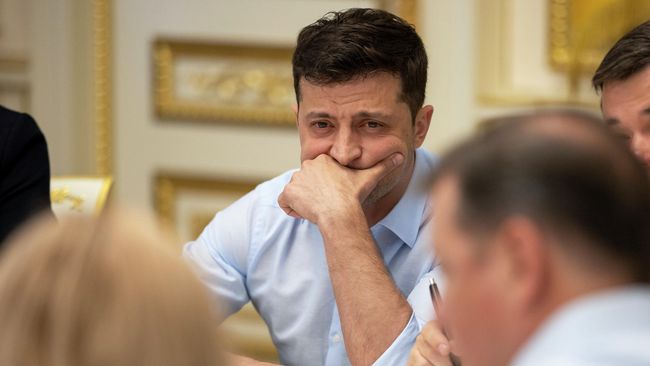 Президент Украины Владимир Зеленский во время встречи с руководством Верховной Рады