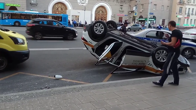 На месте ДТП с участием автомобиля такси на проспекте Мира в Москве. 22 мая 2019