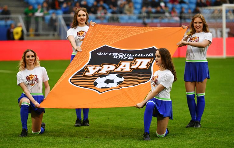 Вынос флага Урала на поле перед началом финала Кубка России Вынос флага Урала на поле перед началом финала Кубка России