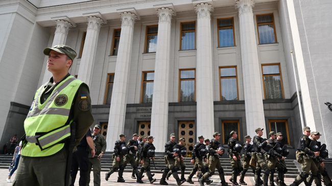 Полицейские у здания Верховной Рады Украины в Киеве
