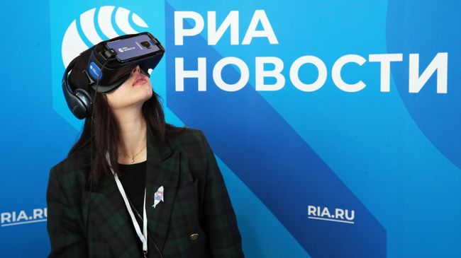 Девушка использует VR очки на стенде МИА Россия сегодня на Russian Tech Week - 2019 в технопарке Сколково Девушка использует VR очки на стенде МИА Россия сегодня на Russian Tech Week - 2019 в технопарке Сколково