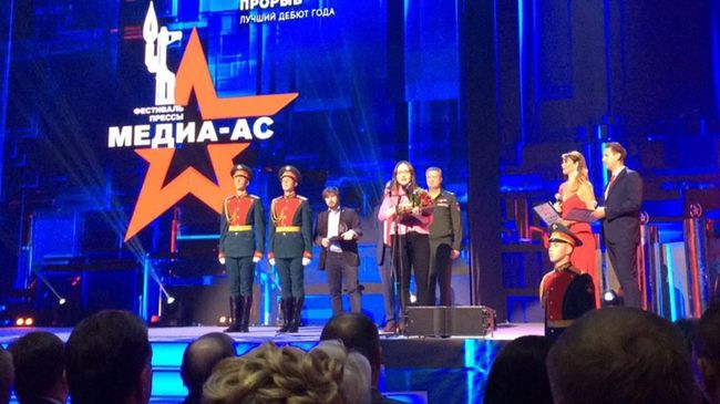 Заместитель начальника управления координации и оперативного выпуска Главной дирекции информации МИА Россия сегодня Борис Милованов и собственный корреспондент МИА Россия сегодня в Екатеринбурге Ольга Ерачина получили престижные награды Минобороны РФ Заместитель начальника управления координации и оперативного выпуска Главной дирекции информации МИА Россия сегодня Борис Милованов и собственный корреспондент МИА Россия сегодня в Екатеринбурге Ольга Ерачина получили престижные награды Минобороны РФ