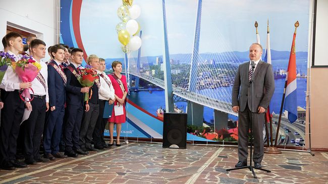 Глава Владивостока Олег Гуменюк во время выступления в Техническом лицее Глава Владивостока Олег Гуменюк во время выступления в Техническом лицее