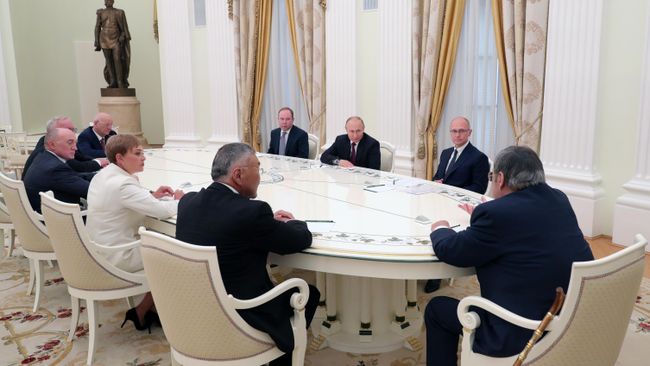 Владимир Путин во время встречи с ушедшими в отставку руководителями ряда субъектов России. 23 мая 2019 Владимир Путин во время встречи с ушедшими в отставку руководителями ряда субъектов России. 23 мая 2019