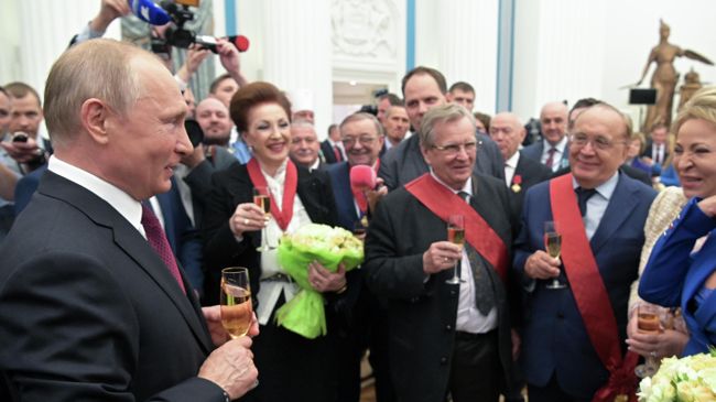 Владимир Путин на церемонии вручения государственных наград в Екатерининском зале Кремля. 23 мая 2019 Владимир Путин на церемонии вручения государственных наград в Екатерининском зале Кремля. 23 мая 2019