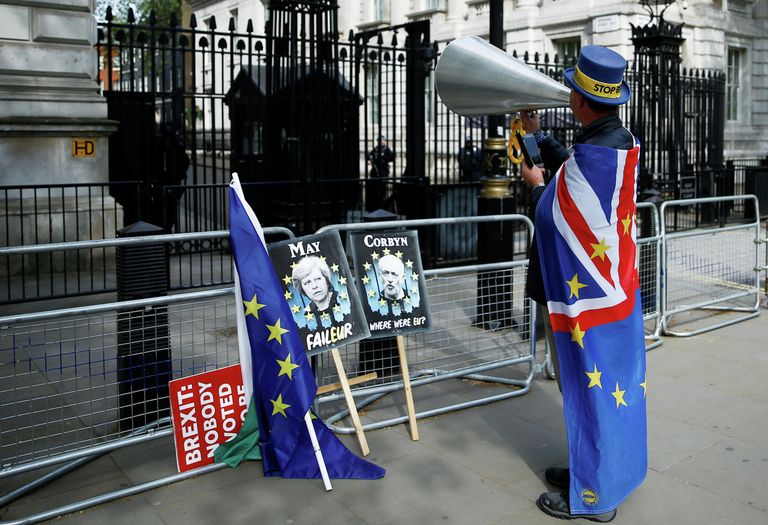 Противники Brexit у резиденции премьер-министра Великобритании на Даунинг-стрит. 7 мая 2019 